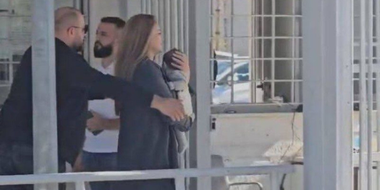 VIDEO/ Me djalin e vogël në krah, momenti kur Ajola Xoxa hyn në paraburgimin e Fierit për të takuar Veliajn!