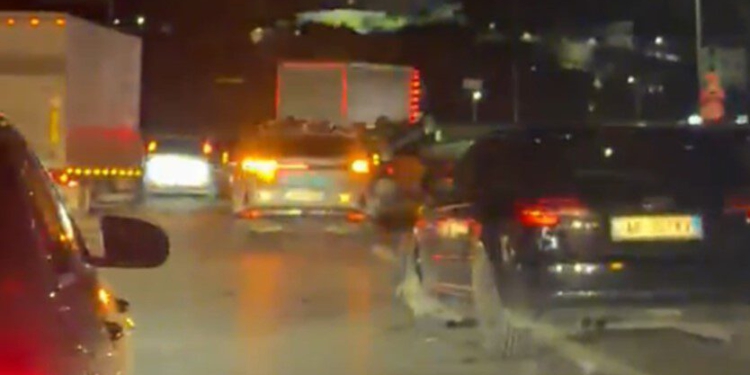 Aksident dramatik dhe i i shumëfishtë pranë nyjes lidhëse të autostradës Durrës-Tiranë, makina përmbyset pas përplasjes së tri mjeteve