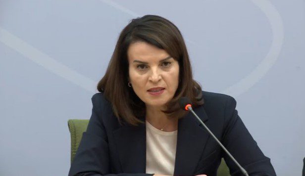 “E ka paguar shtrenjtë në të kaluarën”- Protesta e dhunshme, reagon zv/kryeministrja Koçiu: Shqipëria nuk ka nevojë për kaos dhe as të digjet për të ndryshuar!