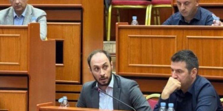 “Të mos mjaftohemi me fjalë”- Aldo Merkoçi në Këshillin Bashkiak: Ku është akti i transferimit të Veliajt? Dyshime për presion politik