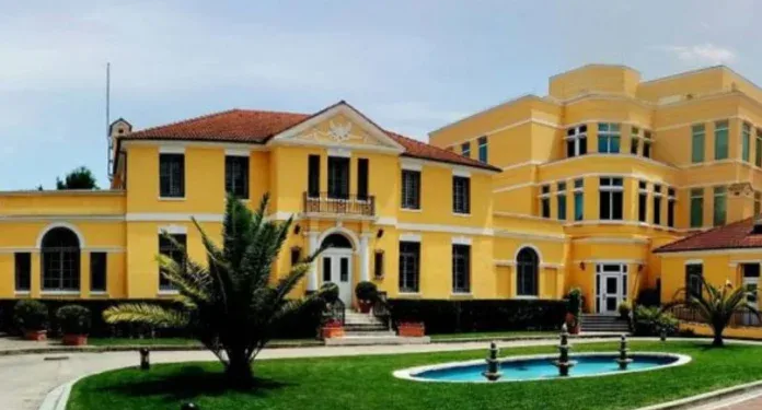 “Qëndroni vigjilentë”- Protesta në Tiranë, ambasada e SHBA-ve paralajmëron shtetasit e vet: Është e dhunshme, mund të zgjerohet në ndërtesat qeveritare
