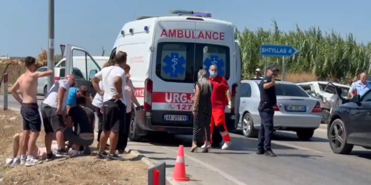 Aksident në Fier–Lushnjë, makina del nga rruga, dy persona përfundojnë në spital