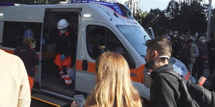 Një protestues ndihet keq para Ministrisë së Arsimit, transportohet me ambulancë drejt spitalit!