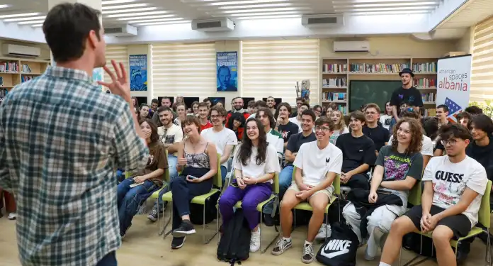 Ndahet nga jeta aktori i “Breaking Bad”, që erdhi në Tiranë tri vite më parë