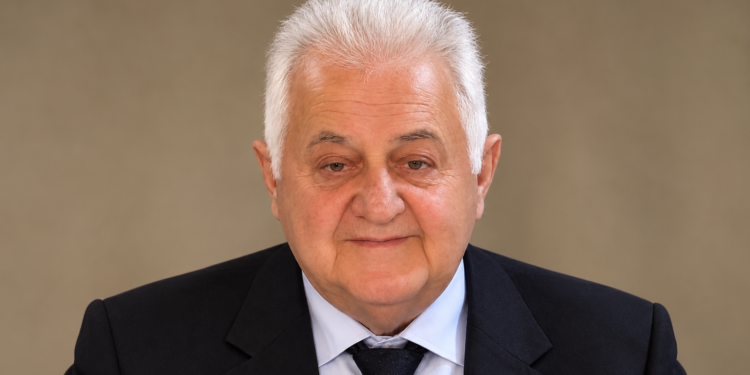 Lorenc Vangjeli: Lamtumirë ati im, Apostol!