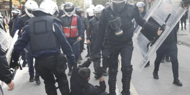 Policia i kap në flagrancë, Gjykata i liron! Vetëm një prej protestuesve mbetet në qeli