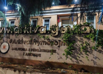 “Po Arkivi çfarë ju ka bërë?”- Protestuesit dogjën Arkivin e Shtetit, Vengu: Çfarë ambicieje e përligj këtë egërsi?