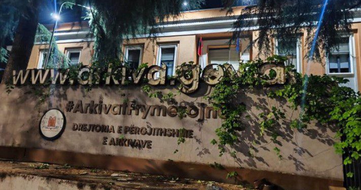 “Po Arkivi çfarë ju ka bërë?”- Protestuesit dogjën Arkivin e Shtetit, Vengu: Çfarë ambicieje e përligj këtë egërsi?