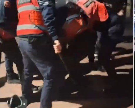 “Na ke borxh”, kërcënuan 28-vjeçarin dhe i morën dy makina, arrestohet 34-vjeçari, në kërkim shoku i tij