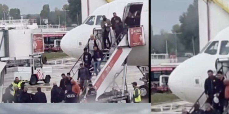 Zbulohet e vërteta e personave të prangosur që zbritën nga avioni në Rinas! Janë protestues nga Italia, do transferohen në Gjadër, dyshohen se…