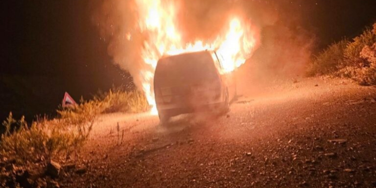 Automjeti merr flakë në lëvizje, shkrumbohet mjeti dhe plagoset rëndë drejtuesi