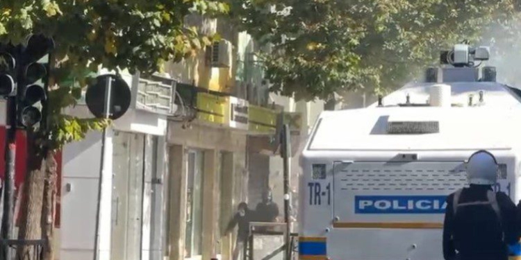Thyerja dhe djegia e filialeve në Tiranë gjatë protestës së dhunshme, reagon Shoqata e Bankave: Dënojmë dhunën dhe dëmtimet ndaj degëve!