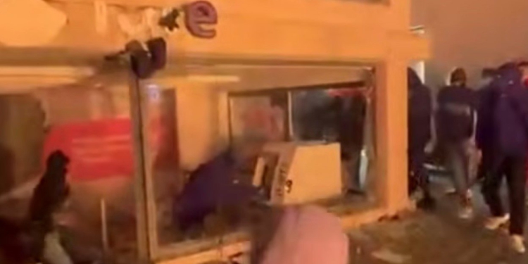 Video/ Shkatërruan biznesin e mikrokredive gjatë protestës dhe i vunë flakën, momenti kur i riu tenton të grabisë bankomatin