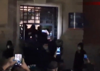 Lajm i fundit/ Protestuesit mësyjnë në Bashkinë e Tiranës, shqyejnë derën, shkatërrojnë dhe ndezin zjarr! Policia arreston disa prej tyre (FOTO)