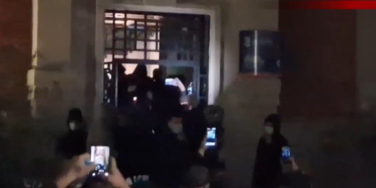 Lajm i fundit/ Protestuesit mësyjnë në Bashkinë e Tiranës, shqyejnë derën, shkatërrojnë dhe ndezin zjarr! Policia arreston disa prej tyre (FOTO)