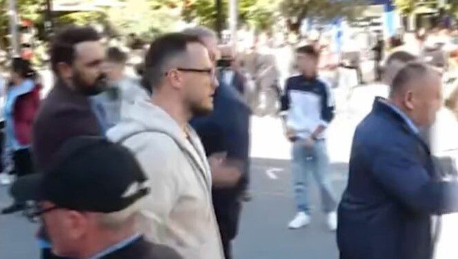 U përzu nga protestuesit, Belind Këlliçi revoltohet: Ata janë të paguar!