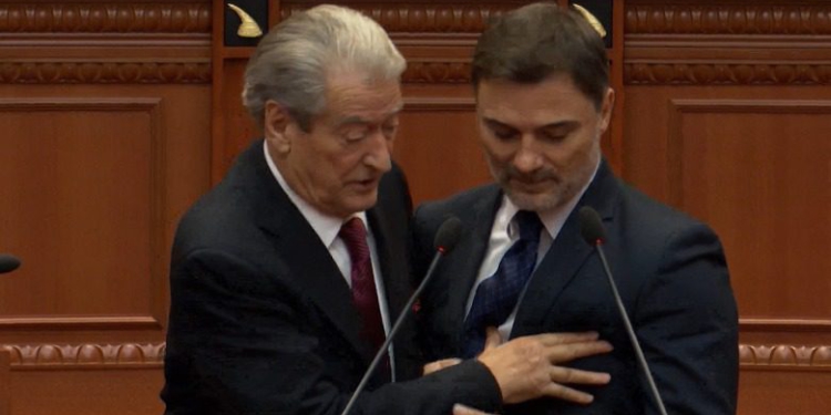 Deklarata e Berishës për protestën? Alibeaj: Ai është hipokrit, qytetarët duan edhe largimin e tij