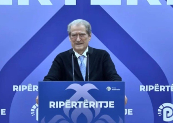 “Kjo barbari nuk ka ndodhur as në vitet ‘90”- Berisha drejton protestën nga selia, thirrje për nesër: Të solidarizohemi me studentët