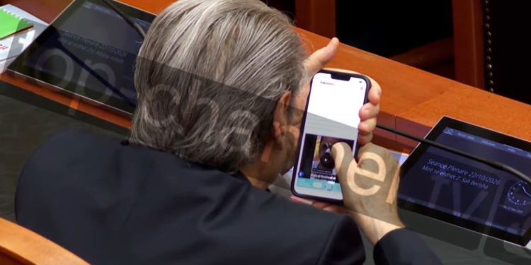 ‘Fytyra’ tjetër e Kuvendit/ Nga teoritë konspirative në TikTok, te dhunimi i Ramës në 97-ën, ja çfarë shikonte Berisha në iPad gjatë kaosit në sallë? (VIDEO)