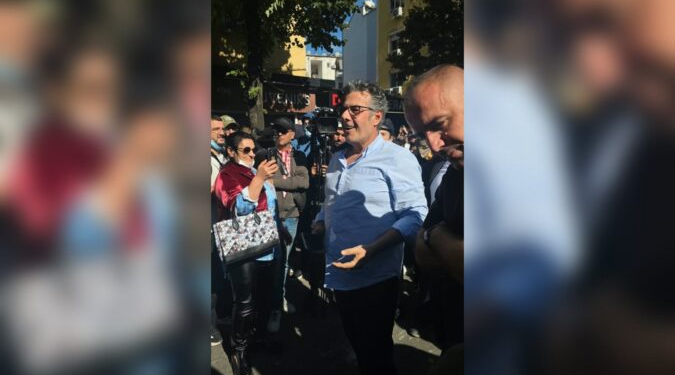 Protestuesit përzënë Edi Palokën dhe e lagin me ujë: Rama në burg, Berisha në burg!