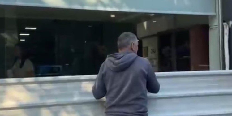 Protestat e dhunshme, bizneset në Tiranë marrinmasa sigurie dhe forcojnë subjektet me mbrojtëse hekuri në dritare