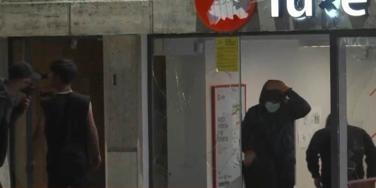 Protesta del jashtë kontrollit, nis sulmi edhe ndaj bizneseve private te “Rruga e Durrësit”! Persona me maska shkatërrojnë disa prej tyre (FOTO)