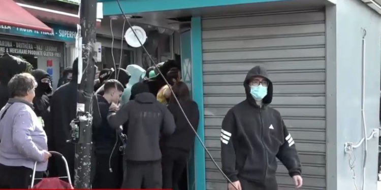 Protestuesit nuk kursejnë as kioskat e biznesit, i shkatërrojnë dhe grabisin! Pajisjeve u vënë flakën, Policia shoqëron disa persona