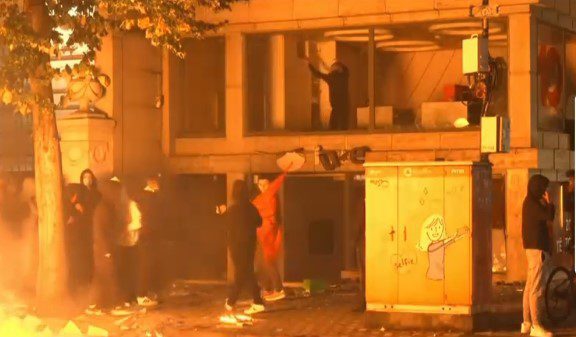VIDEO/ Protestuesit kalojnë në fazën tjetër të dhunës, pas shkatërrimit i vënë edhe zjarrin bizneseve (FOTO)