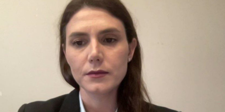 “Të distancohemi nga dhuna”- Qeveria thirrje për dialog, deputetja Muzhaqi: Të ndalet dhuna, nuk ka asnjë listë me kërkesa konkrete të studentëve!