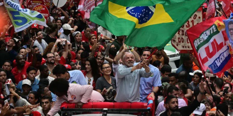 Paradoksi që po ‘trondit’ Brazilin: Pse të varfrit po braktisin Lulën dhe po mbështesin Bolsonaro-n?