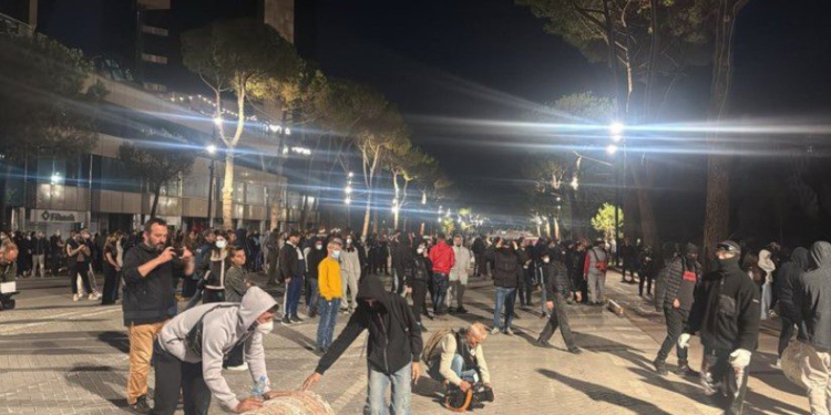 Protestuesit sulmojnë me fishekzjarre para Kryeministrisë, Policia u bën apel: Largoni fëmijët nga rruga dhe ndaloni veprimet e dhunshme!