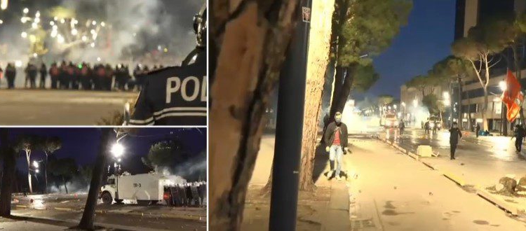 Vijon përplasja mes protestuesve dhe Policisë në bulevard, ‘lumë gurësh’ drejt tyre! Efektivët përgjigjen me gaz