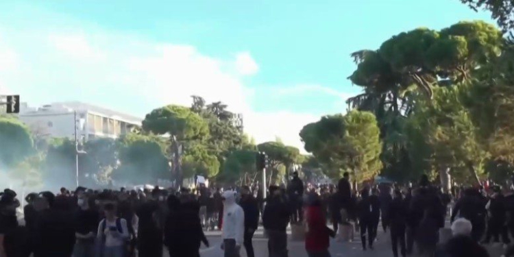 Pasi shkatërruan Ministrinë e Financave, protestuesit i drejtohen Kryeministrisë dhe Parlamentit!