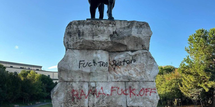 Blogeri italian: Çfarë lidhje ka shkatërrimi i Tiranës me dhunën dhe ndryshimin e Shqipërisë? Pse vandalizohet monumenti i Skënderbeut?