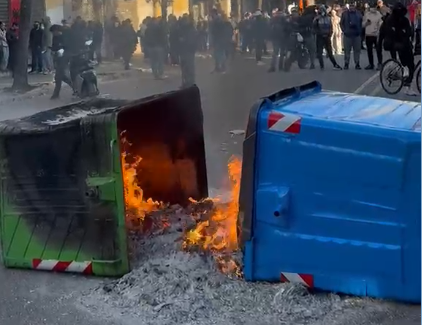 Tensionohet protesta para Ministrisë së Arsimit, protestuesit u vënë flakën koshave të mbeturinave
