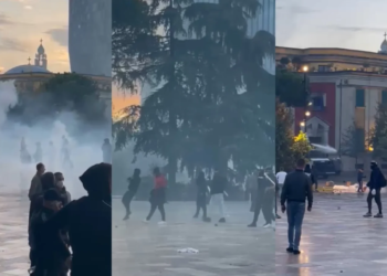 Situatë e tensionuar/ Përplasje mes policisë dhe protestuesve në sheshin Skënderbej, “breshëri” fishekzjarrësh në drejtim të efektivëve