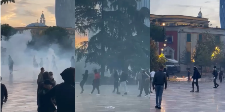 Situatë e tensionuar/ Përplasje mes policisë dhe protestuesve në sheshin Skënderbej, “breshëri” fishekzjarrësh në drejtim të efektivëve