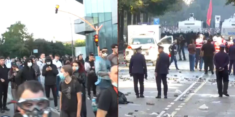 Protestuesit rikthehen te Rruga e Durësit, Policia i përgjigjet me gaz dhe ujë! Hidhen sende të forta drejt efektivëve