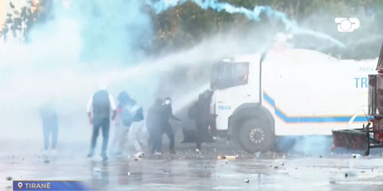 FOTO / Protestuesi dhunon me shkop druri policin, ç’po ndodh te sheshi “Skënderbej”