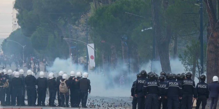 Dhuna e sotme në protestë, Ministria e Shëndetësisë: 14 të lënduar gjatë protestës, 4 efektivë policie dhe 4 protestues!