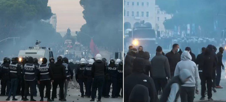 Protestuesit rinisin sulmin ndaj policisë përballë Kryeministrisë, Policia i mban larg me ujë e gaz!