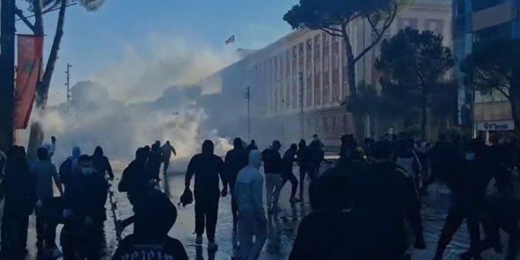 Protestuesit shkulën edhe stacionin e urbanit pranë Kryeministrisë!