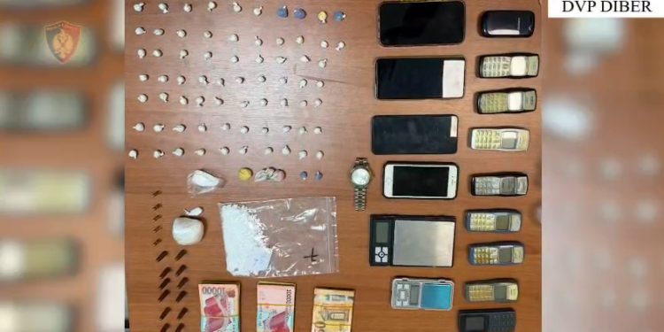 Shisnin kokainë në Burrel, arrestohen 3 persona, sekuestrohen drogë dhe fishekë