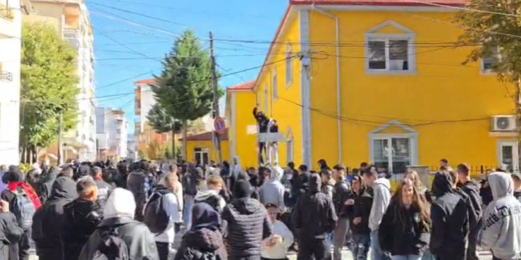 Protesta në Korçë, gjimnazistët thyejnë me gurë xhamat e shkollës dhe dëmtojnë dyert! Sulmohet edhe Drejtoria Arsimore Korçë
