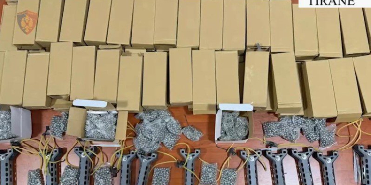 Do furnizonin të rinjtë dhe të miturit për protestën e dhunshme, zbulohet magazina me dronë, saçme, pajisje përgjimi, e llastiqe! Arrestohet 23-vjeçari