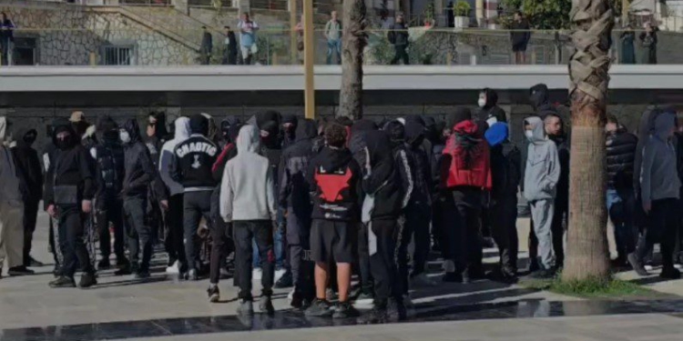 Protestë para Bashkisë së Durrësit! Të rinjtë sulmojnë e shkatërrojnë Postën, Policia i ndjek dhe shoqëron shumë prej tyre