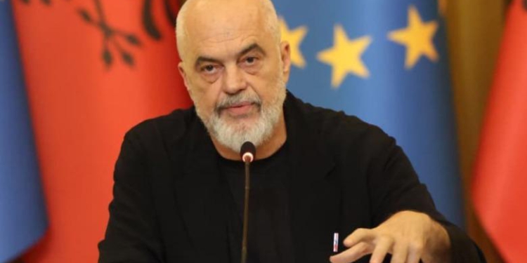 Rama publikon pamjet e protestuesve të maskuar që futen në selinë e PD-së: Universiteti i dhunës