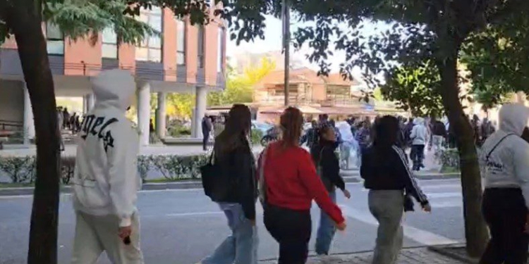 Protesta në Elbasan, policia nis shoqërimet