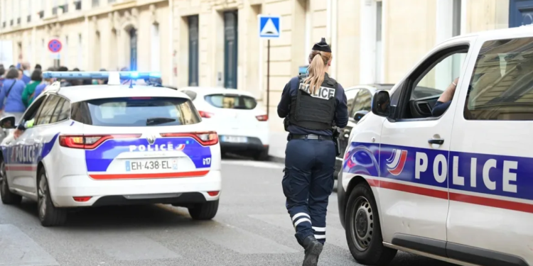 Sulmohet një grua në Paris, plagoset me thikë në sy të vajzës së saj 6-vjeçare! Autori në arrati