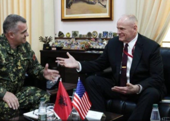 Shefi i Shtabit të Përgjithshëm të Forcave të Armatosura takon ambasadorin amerikan në Tiranë, ja detajet nga takimi